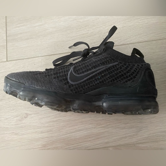 Size 4 kids Nike VaporMax Sneakers - Picture 2 of 3